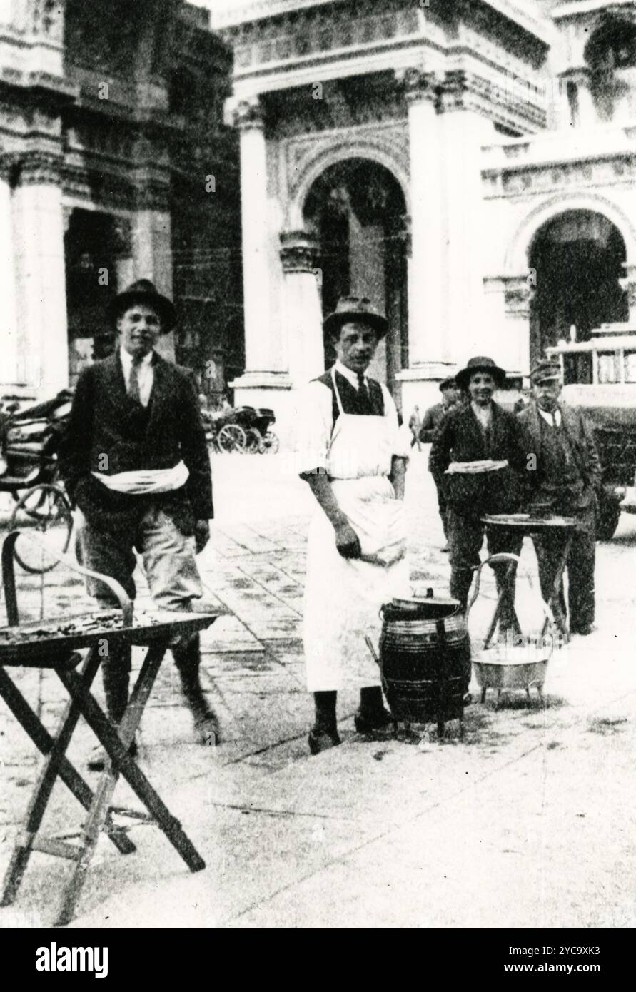 Vendeurs de nourriture de rue à Milan, Italie des années 1900 Banque D'Images