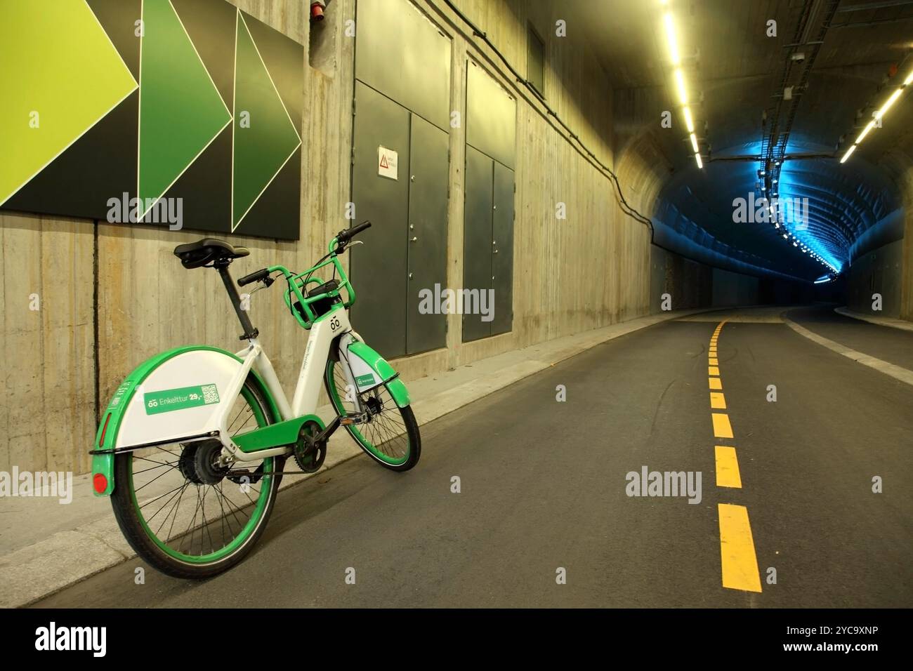 Bergen vélo de ville dans le tunnel cyclable de Fyllingsdalen de 3 km de long, Bergen, Norvège, le plus long tunnel cycliste / piéton construit à cet effet au monde. Banque D'Images