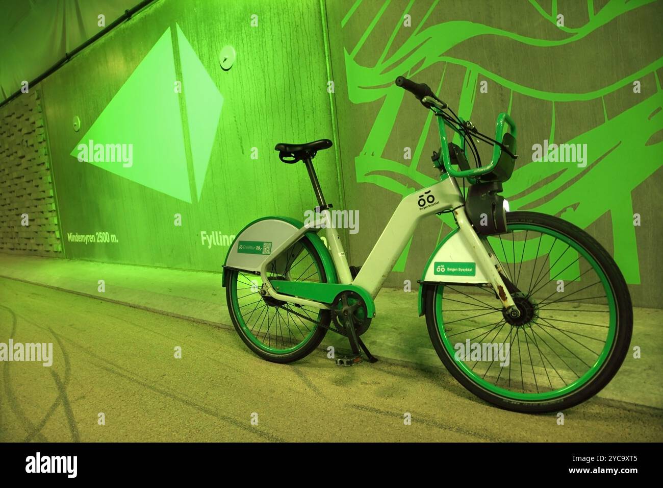 Bergen vélo de ville dans le tunnel cyclable de Fyllingsdalen de 3 km de long, Bergen, Norvège, le plus long tunnel cycliste / piéton construit à cet effet au monde. Banque D'Images