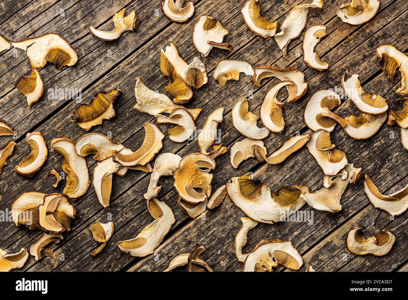 Champignons porcini séchés. Boletus tranché sur une table en bois. Vue de dessus. Banque D'Images