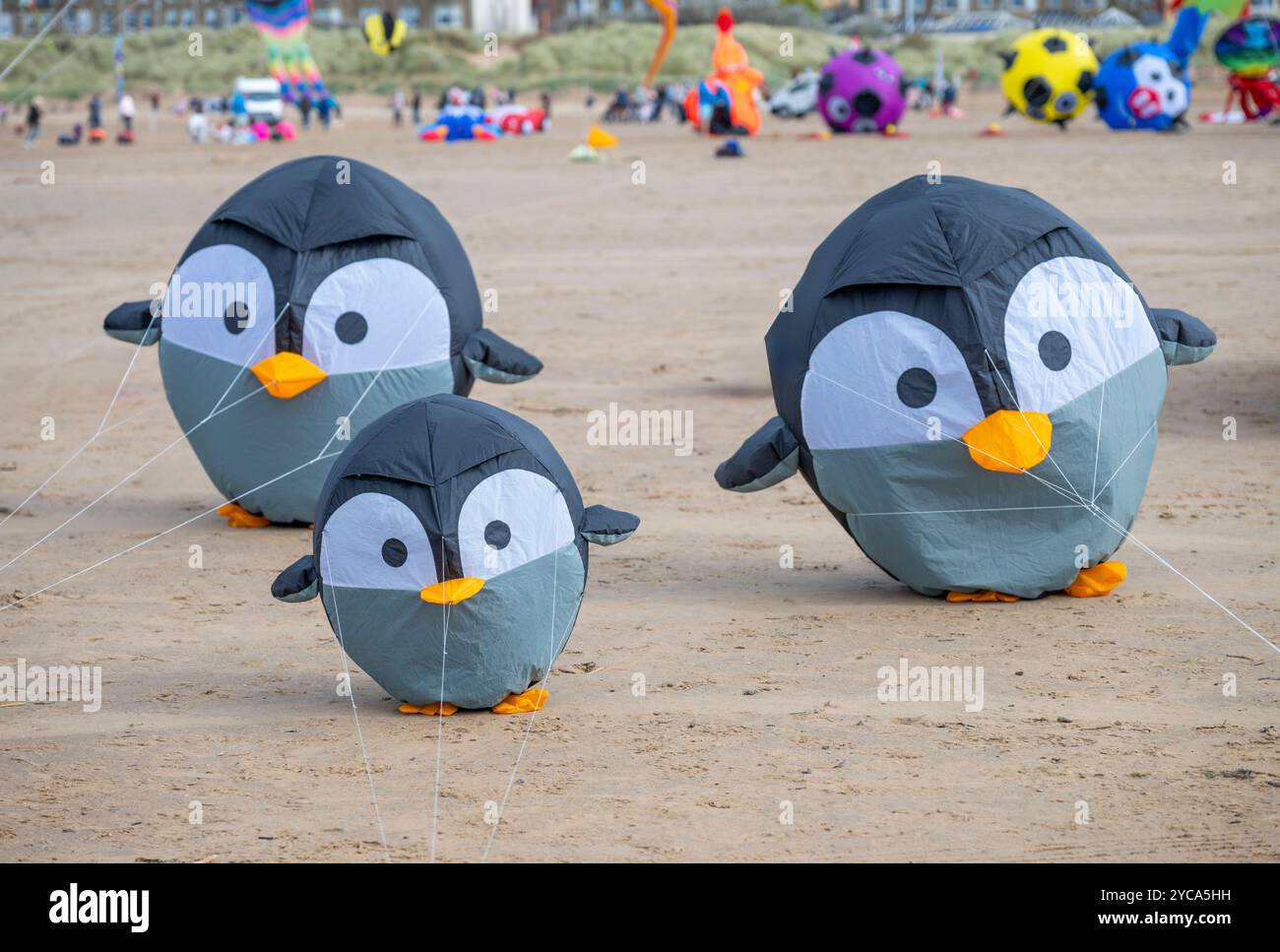 Cerfs-volants volés au St Anne's International Kite Festival qui s'est tenu sur la plage de St Anne's, Lancashire, Royaume-Uni en septembre 2024 Banque D'Images