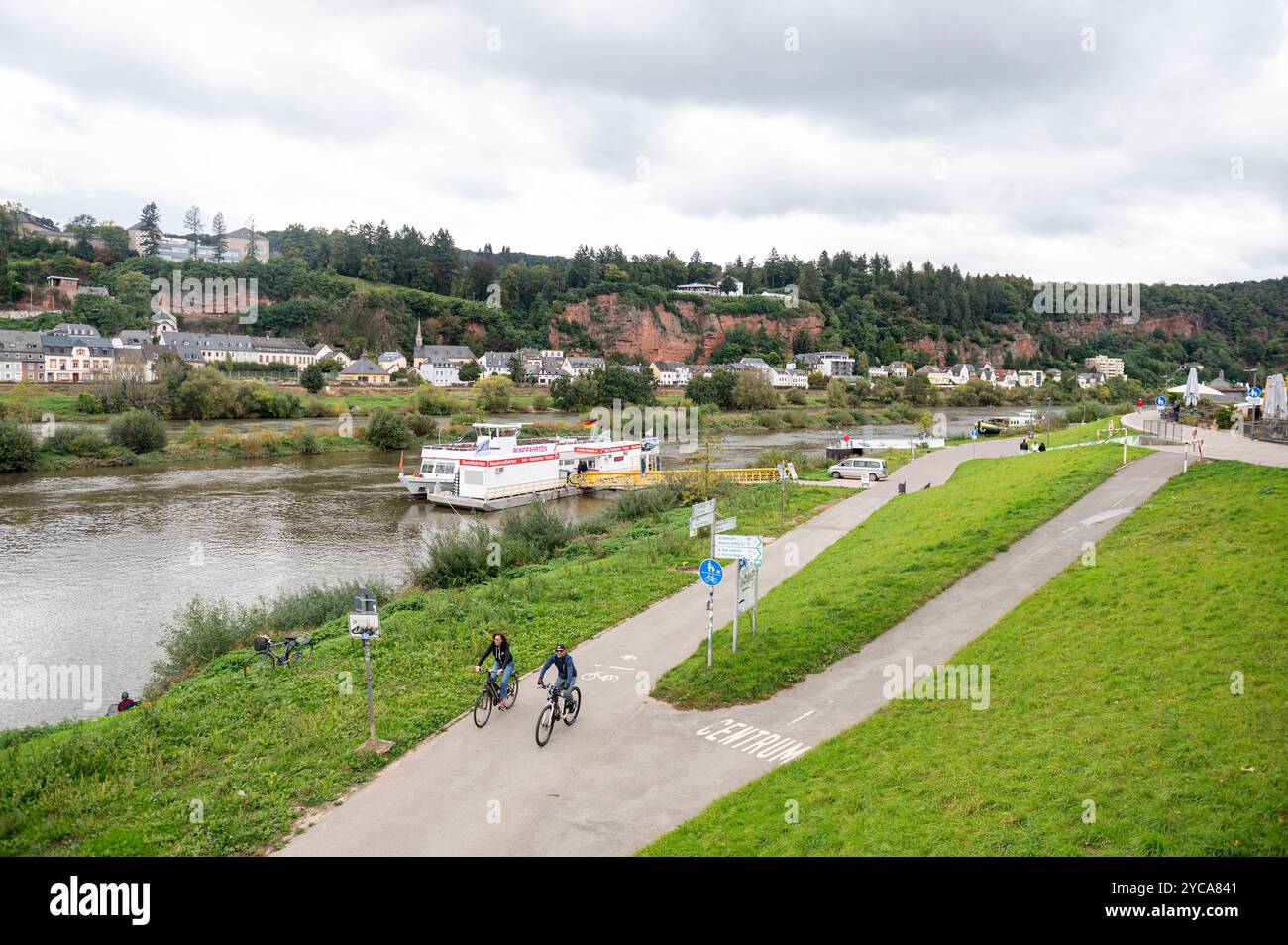 Trèves Allemagne 3 octobre 2024 vue le long de la Moselle front de mer et promenade avec les cyclistes utilisant la piste cyclable. rundfahrt, Banque D'Images