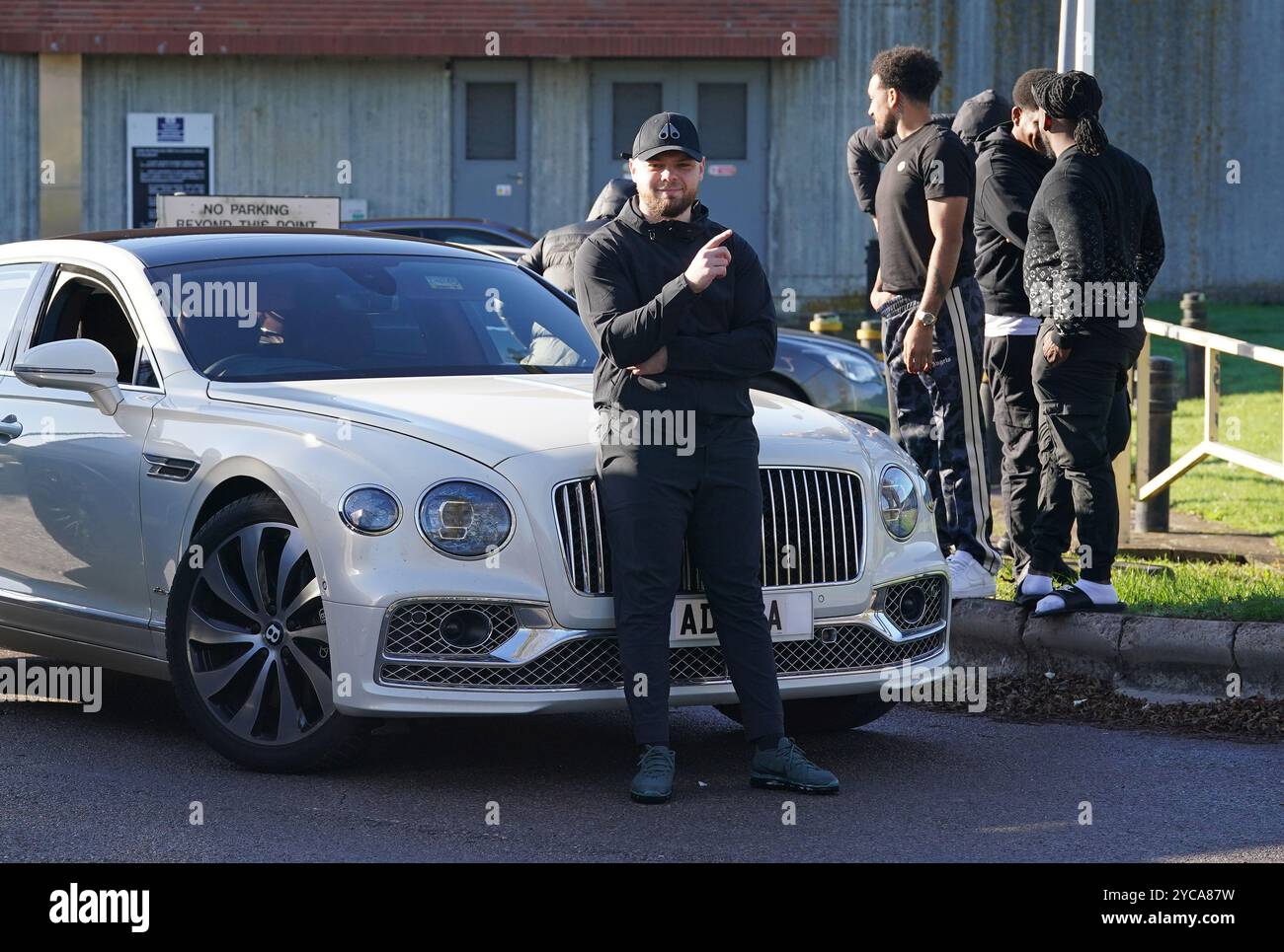 Daniel Dowling-Brooks pose devant une Bentley blanche alors qu'il célèbre sa libération devant la prison de Swaleside sur l'île de Sheppey, Kent. Environ 1 100 détenus devraient être libérés tôt dans le but de réduire la surpopulation carcérale. Date de la photo : mardi 22 octobre 2024. Banque D'Images