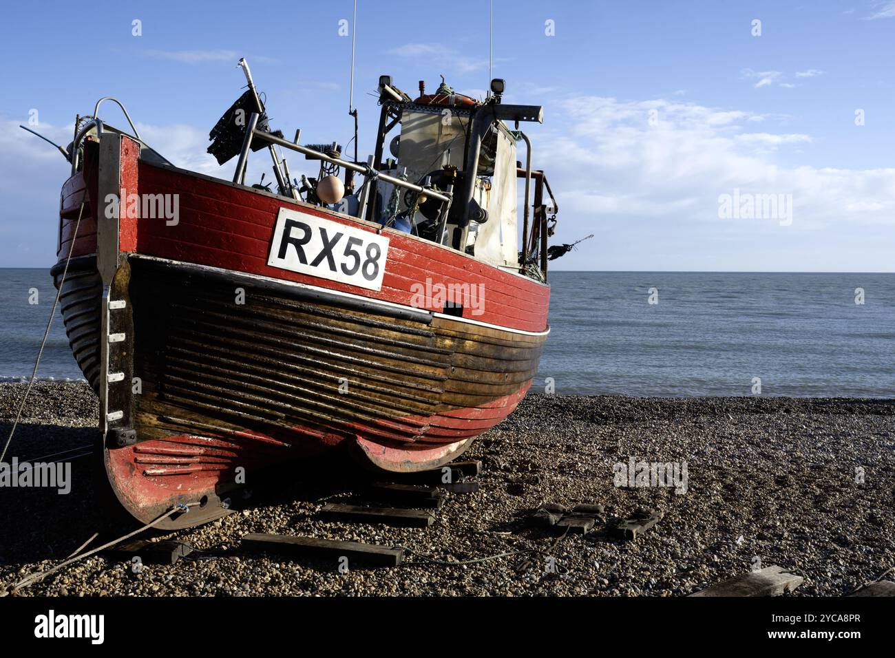 Navire de pêche Felicity RX58 (n'étant plus immatriculé) échoué à Hastings Old Town, Hasting, East Sussex, Angleterre, Royaume-Uni Banque D'Images