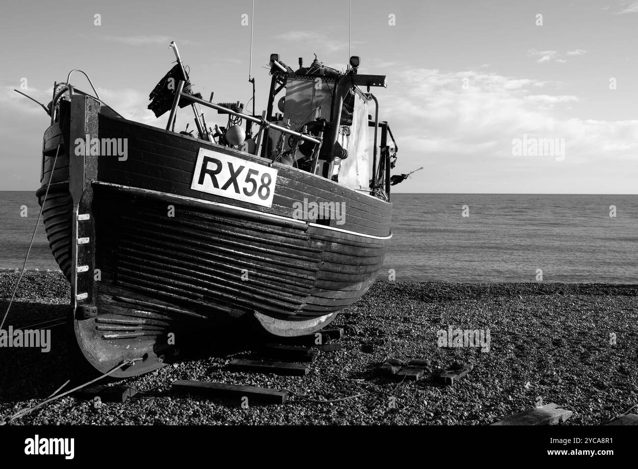 Navire de pêche Felicity RX58 (n'étant plus immatriculé) échoué à Hastings Old Town, Hasting, East Sussex, Angleterre, Royaume-Uni Banque D'Images