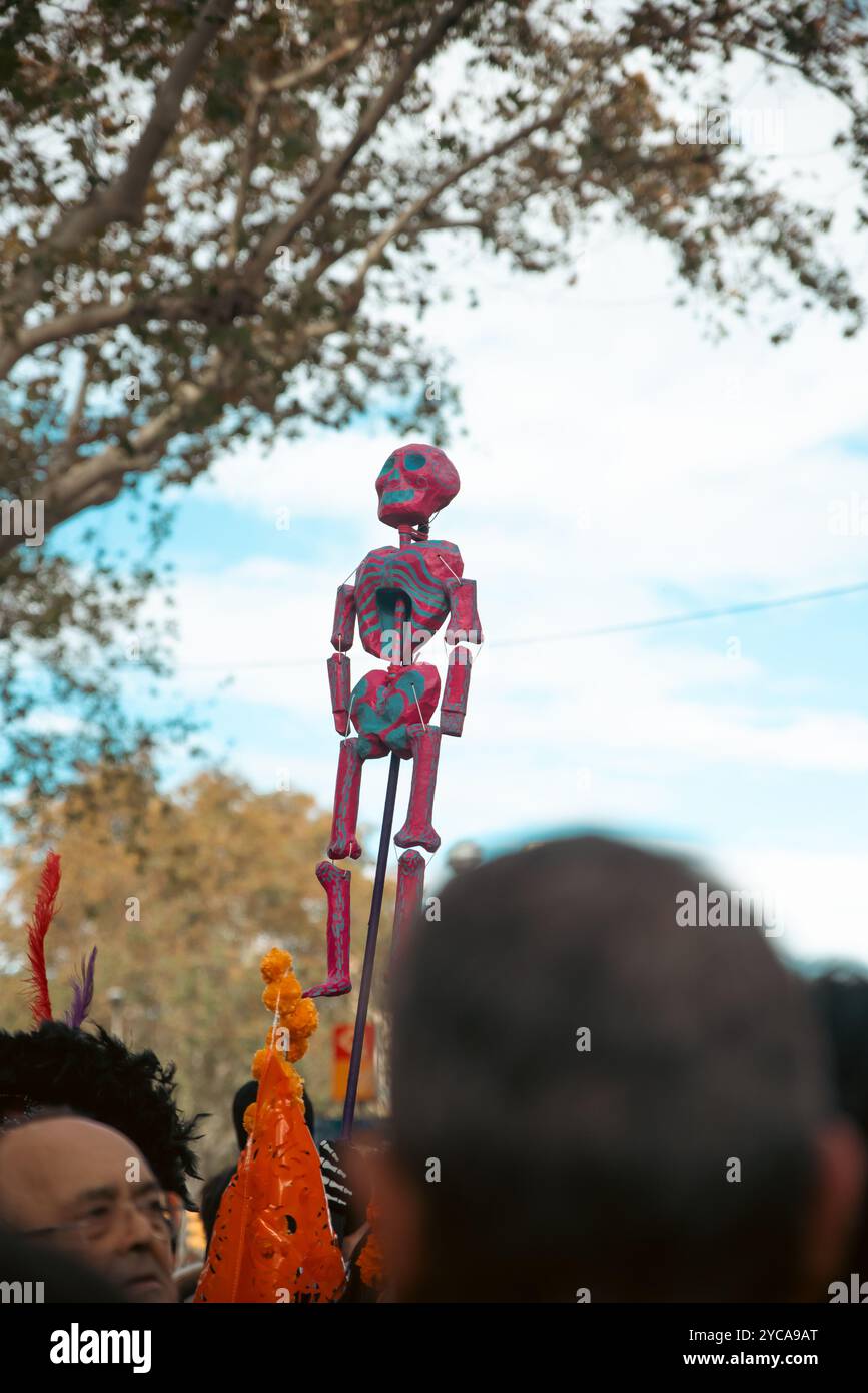 Barcelone, ​​Catalonia, Espagne, 4 novembre 2023 - défilé de Catrinas sur la Rambla Catalunya célébrant la Journée mexicaine des morts. Banque D'Images