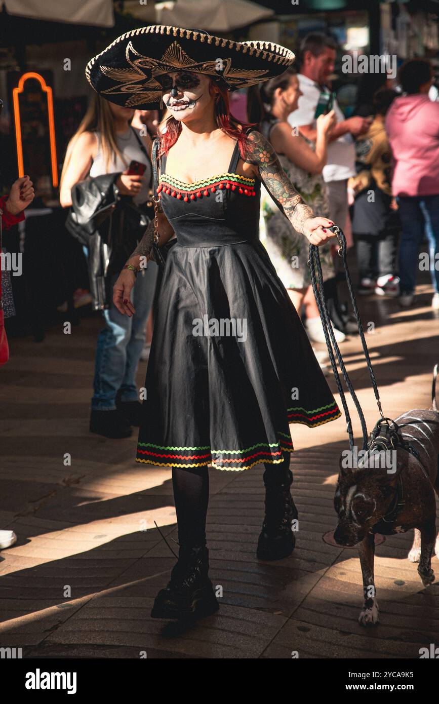 Barcelone, ​​Catalonia, Espagne, 4 novembre 2023 - défilé de Catrinas sur la Rambla Catalunya célébrant la Journée mexicaine des morts. Banque D'Images