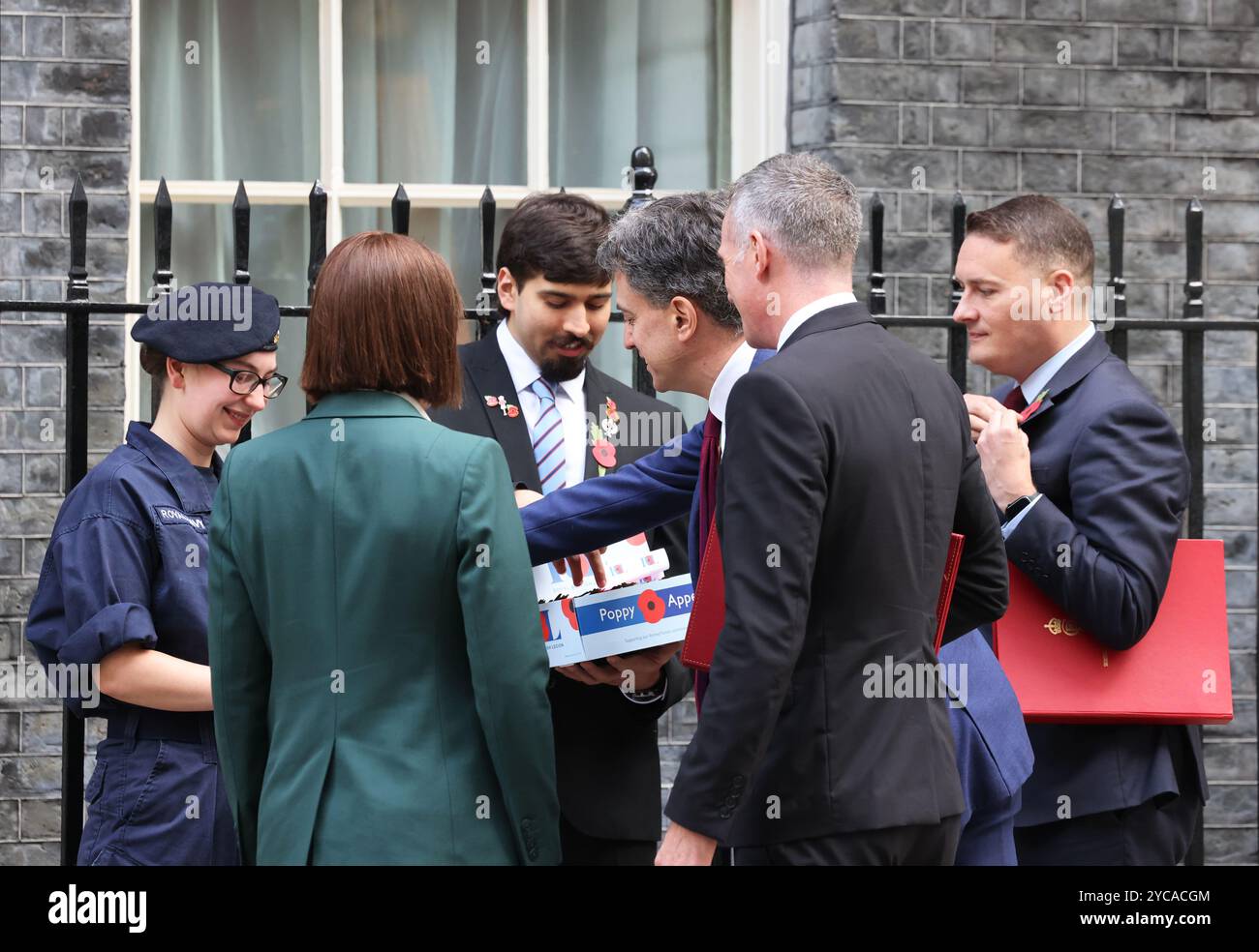 Londres, Royaume-Uni, 22 octobre 2024. En prévision du lancement officiel ce jeudi 24 octobre de l'appel au coquelicot de la Légion britannique, des collectionneurs et des vétérans se sont rendus au 10 Downing Street afin que le PM Keir Starmer, suivi des membres du Cabinet, puisse faire un don et acheter un coquelicot. Crédit : Monica Wells/Alamy Live News Banque D'Images