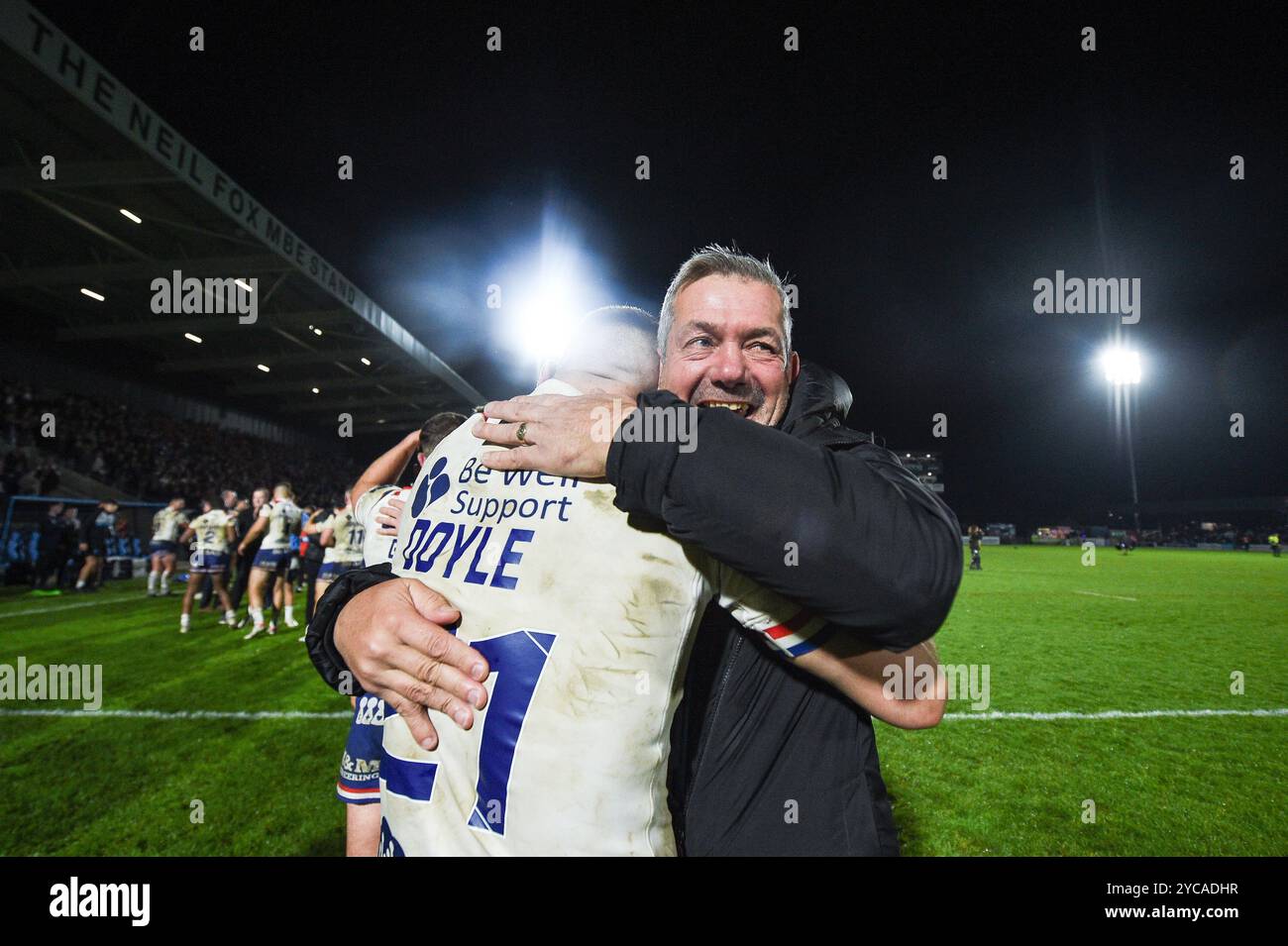 Wakefield, Angleterre - 19 octobre 2024 - Darryl Powell entraîneur-chef de Wakefield Trinity célèbre la victoire de la Grande finale avec Thomas Doyle. Rugby League, Betfred Championship Grand final, Wakefield Trinity vs Toulouse Olympique au DIY Kitchens Stadium, Wakefield, UK Dean Williams Banque D'Images