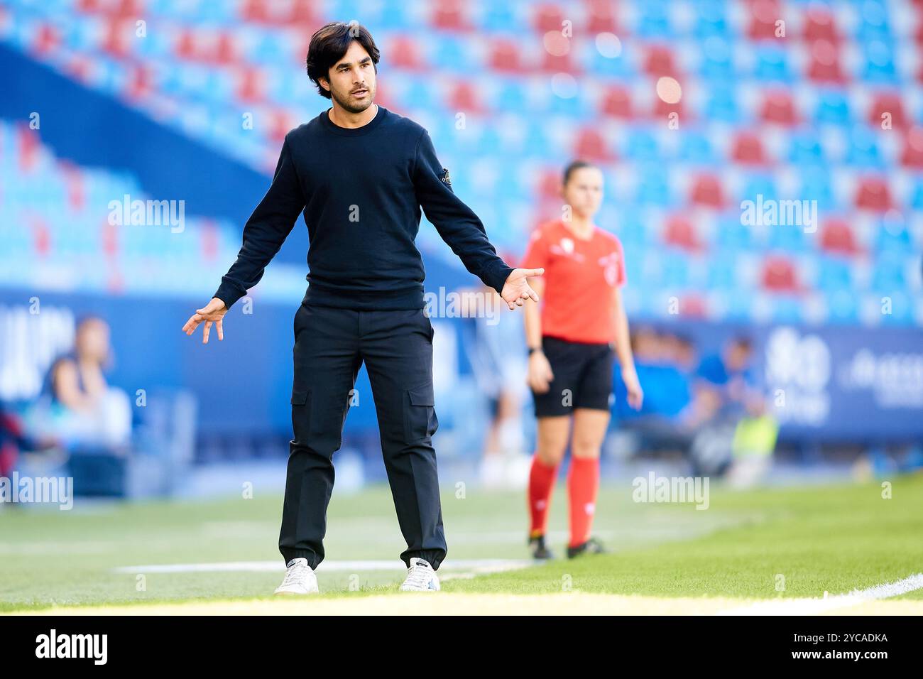 VALENCE, ESPAGNE - 20 OCTOBRE : Pere Romeu, entraîneur-chef du FC Barcelone, réagit lors du match entre Levante UD Women et FC Barcelona Women, correspon Banque D'Images