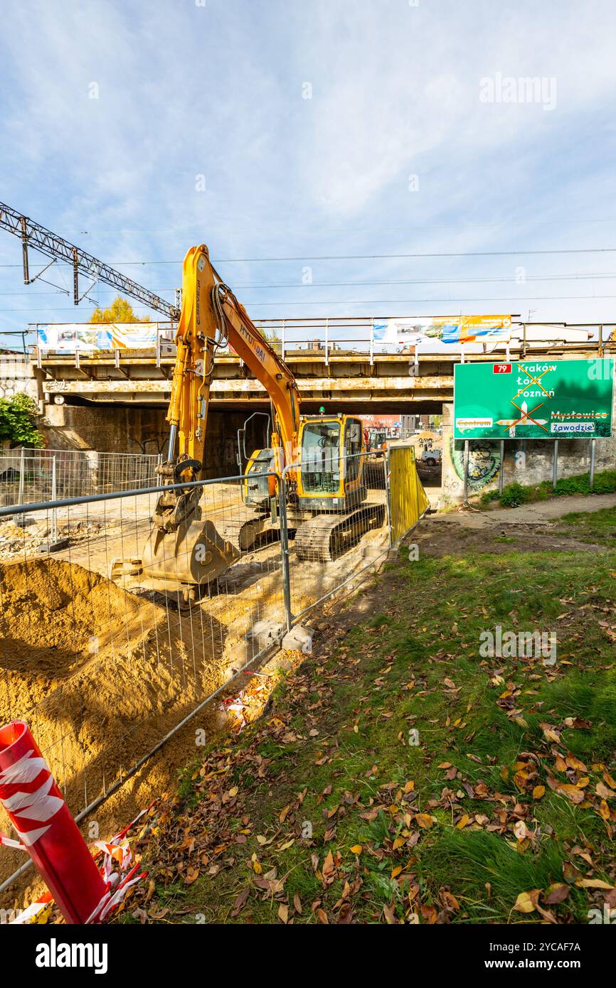 Katowice , Pologne. 20 octobre 2024 : PKP. Modernisation de la ligne de chemin de fer E65. Reconstruction du viaduc sur la rue Graniczna. Banque D'Images