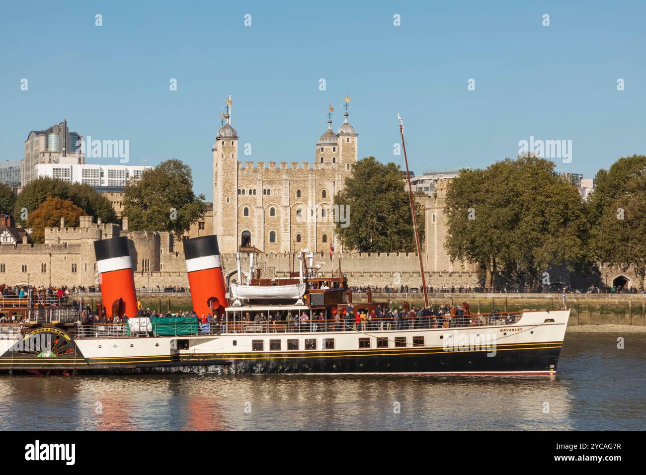 Angleterre, Londres, Tour de Londres avec l'historique Waverley Paddle Steamer Banque D'Images