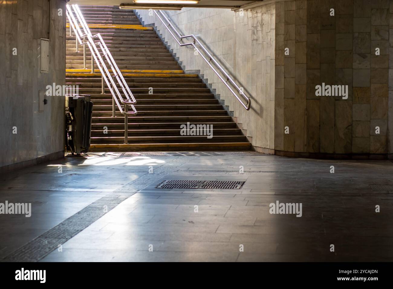 Un ensemble d'escaliers conçus pour mener à une station de métro très fréquentée, fournissant un accès pour les navetteurs et les voyageurs d'en bas à la plate-forme au-dessus Banque D'Images