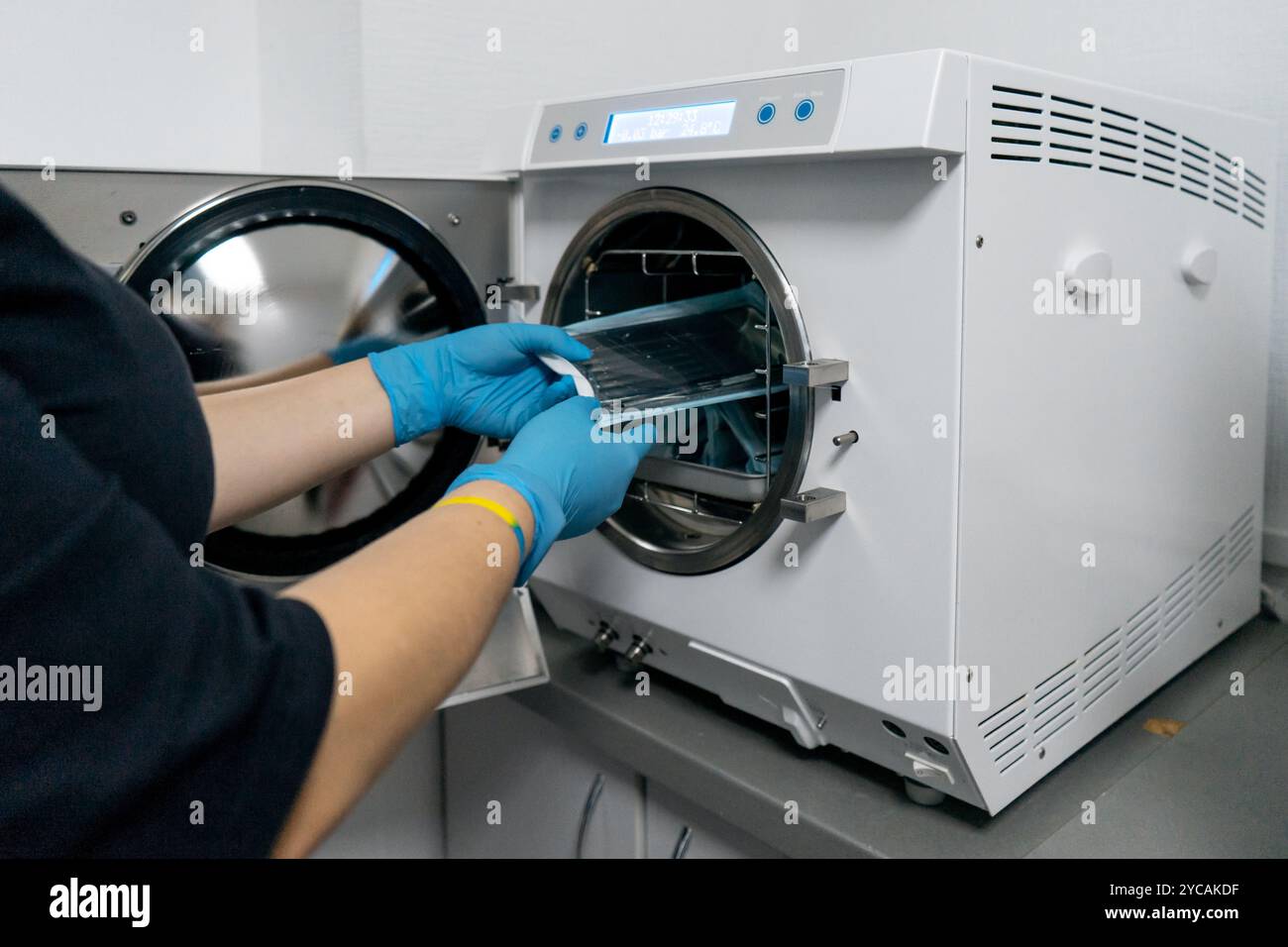 La stérilisation des instruments médicaux en autoclave Banque D'Images