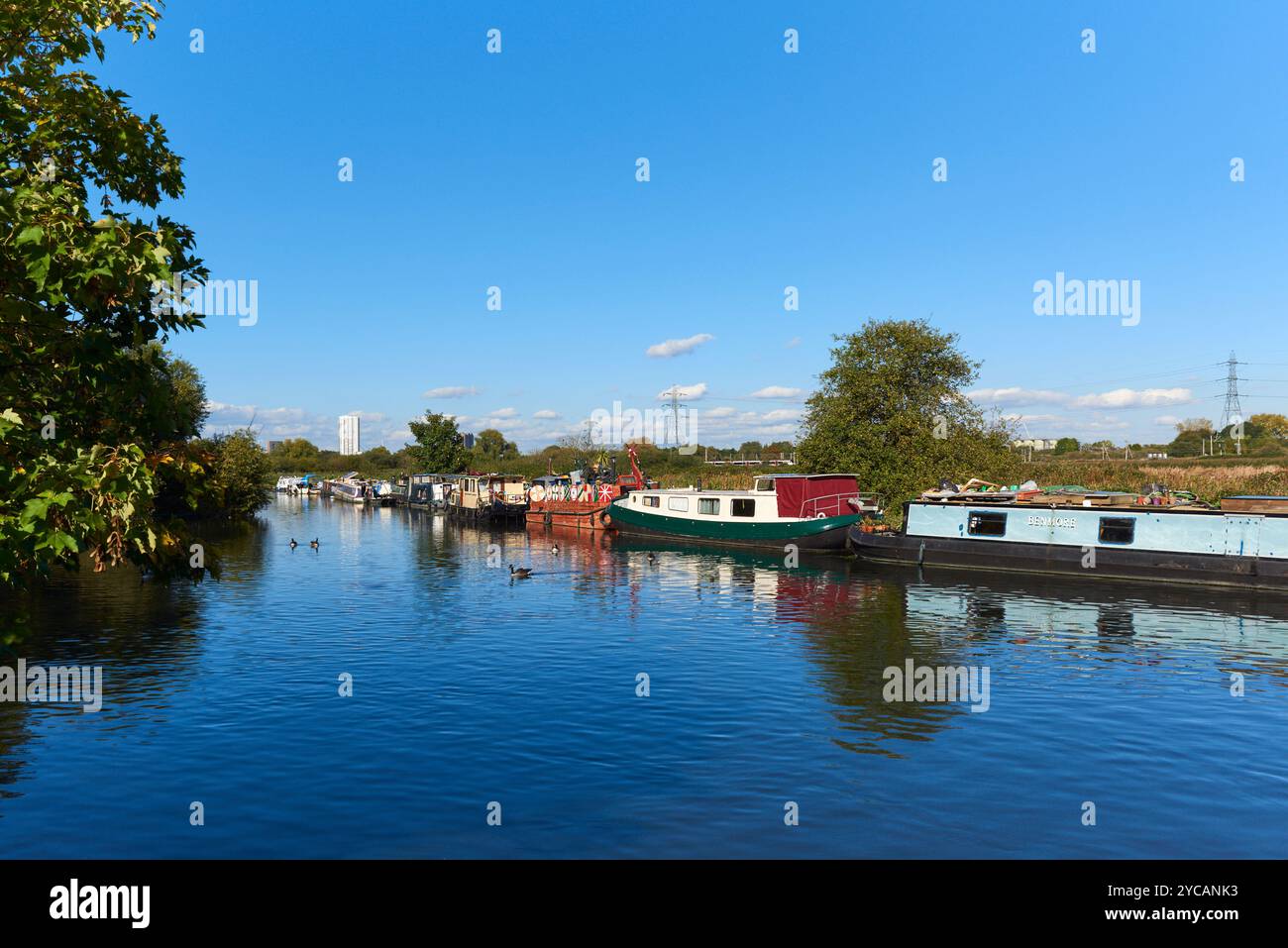 La rivière Lea sur les marais de Walthamstow en octobre, Londres Royaume-Uni Banque D'Images