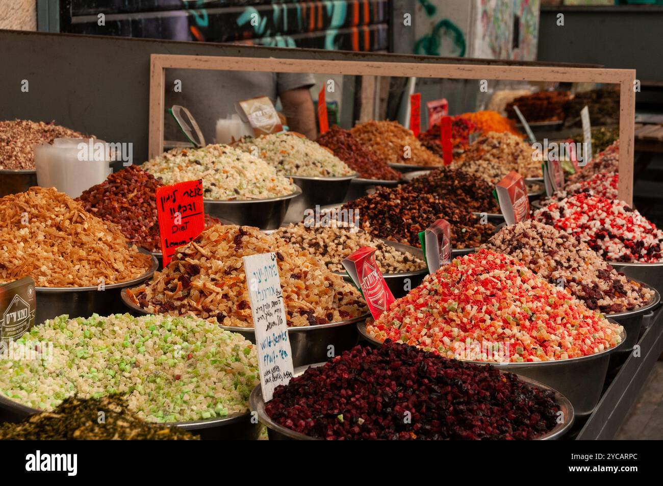 Bacs colorés de mélanges de thé aux fruits de spécialité dans le marché extérieur Machane Yehuda à Jérusalem, Israël. Banque D'Images