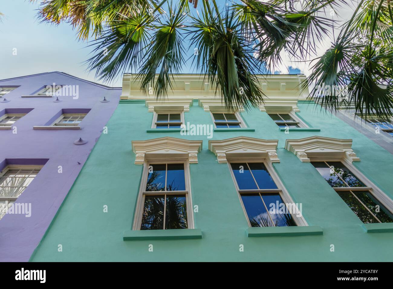 Charleston, SC, US-15 septembre 2024 : Rainbow Row - une série de treize maisons historiques colorées dans le quartier du centre-ville de Charleston, Caroline du Sud. Banque D'Images