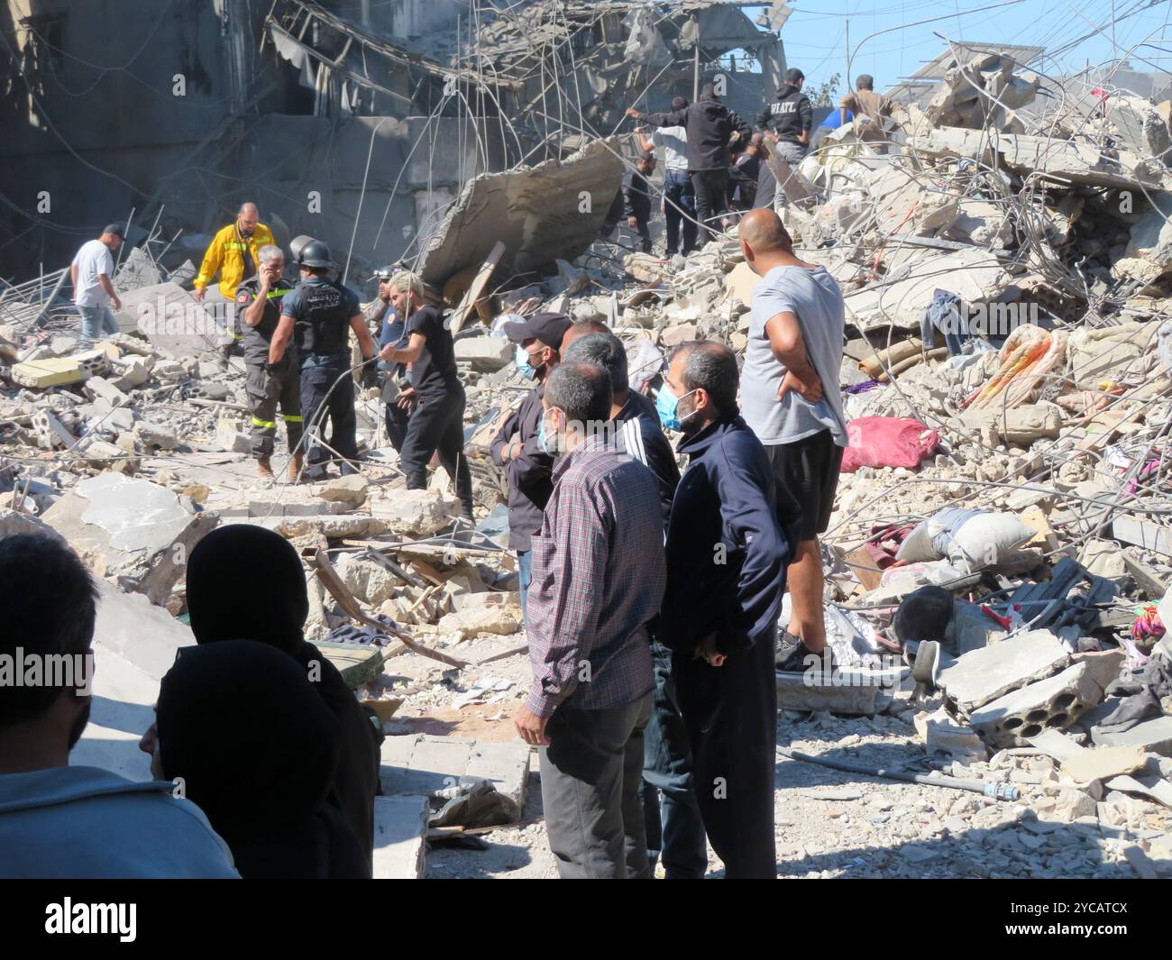 Beyrouth, Liban. 22 octobre 2024. Des sauveteurs au travail à Jnah, près de l’hôpital Rafic Hariri, après une grève israélienne lundi soir ont démoli plusieurs bâtiments, Beyrouth, Liban, 22 octobre 2024. Selon le ministère libanais de la santé publique, 13 personnes ont été tuées, la plupart dans leur sommeil, et 57 blessées. (Photo par Elisa Gestri/Sipa USA) crédit : Sipa USA/Alamy Live News Banque D'Images