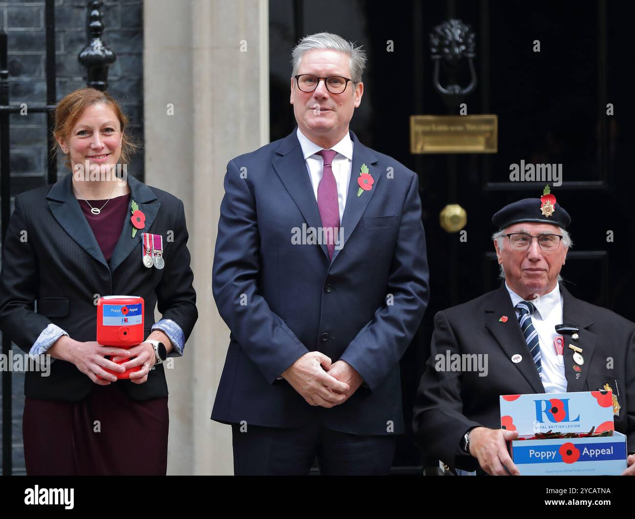 Londres, Royaume-Uni, 22 octobre 2024. Le premier ministre britannique Keir Starmer rencontre les collecteurs de fonds de la Royal British Legion et participe au lancement de l'appel du coquelicot au 10 Downing Street, à Londres. Starmer est vu acheter un coquelicot devant la porte emblématique numéro 10. Crédit : Uwe Deffner/Alamy Live News Banque D'Images