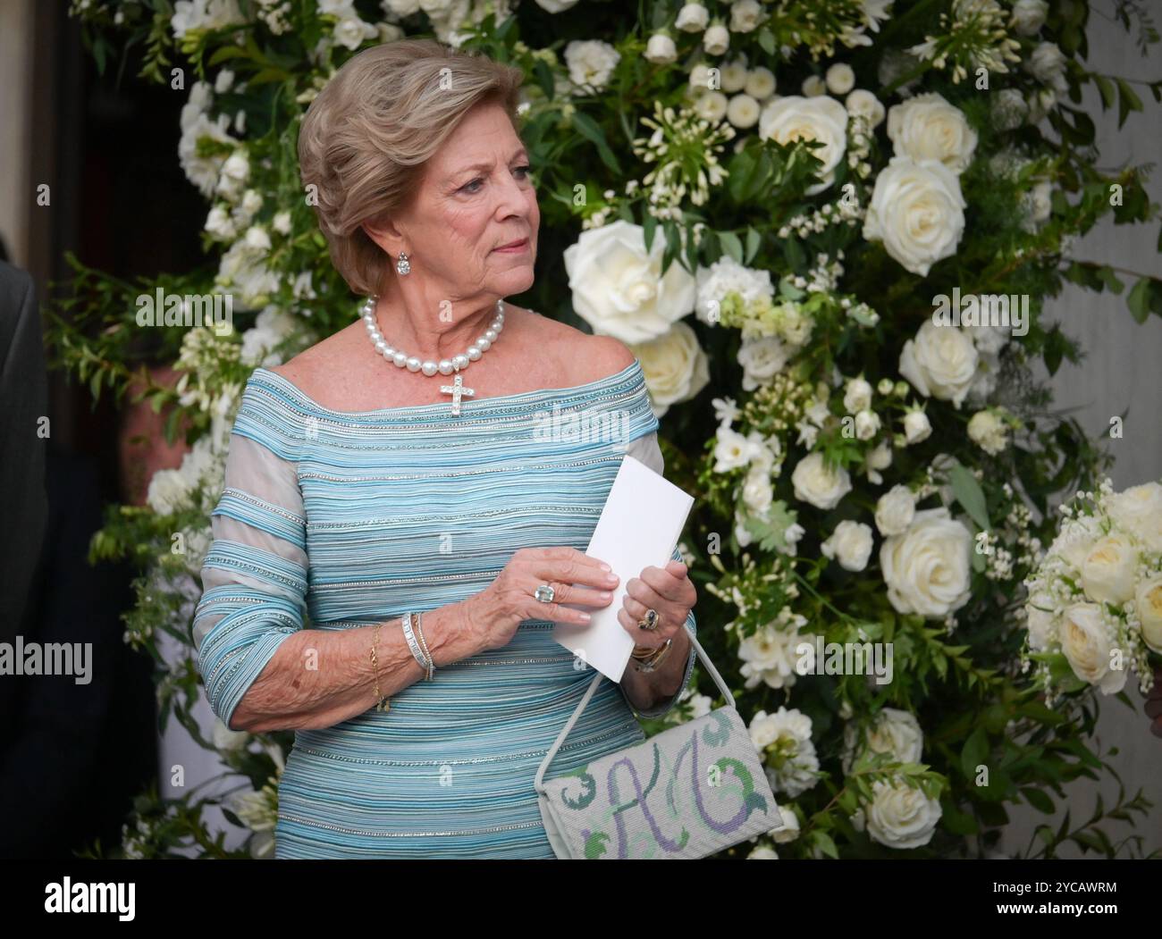 Athènes, Grèce. 28 septembre 2024. L'ancienne reine Anne-Marie de Grèce quitte la cathédrale métropolitaine après le mariage de la princesse Théodora de Grèce avec Matthieu Kumar. Crédit : Dimitris Aspiotis/Alamy Banque D'Images