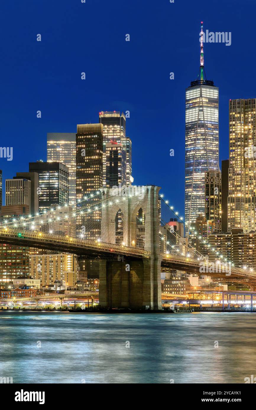 Horizon de New York la nuit, Manhattan éclairé la nuit avec Brooklyn Bridge, NY, USA. Banque D'Images