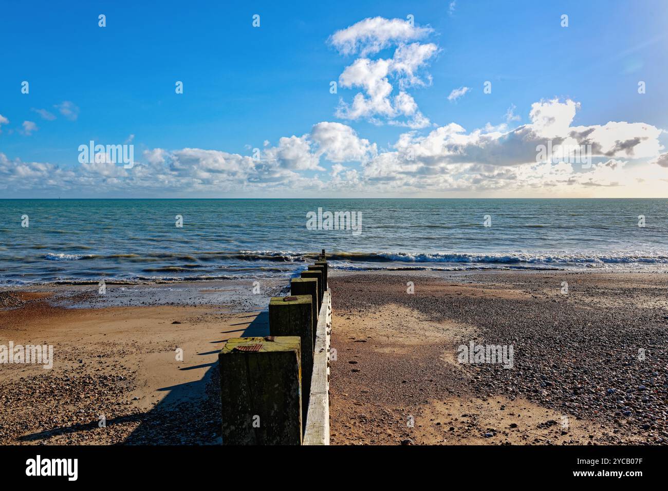 Une vue d'une plage vide avec l'horizon en distance et les nuages se formant donnant une impression minimaliste sur une journée ensoleillée d'automne Littlehampton Sussex Banque D'Images