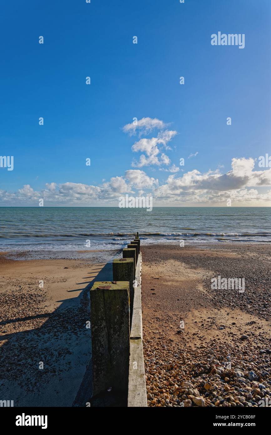 Une vue d'une plage vide avec l'horizon en distance et les nuages se formant donnant une impression minimaliste sur une journée ensoleillée d'automne Littlehampton Sussex Banque D'Images