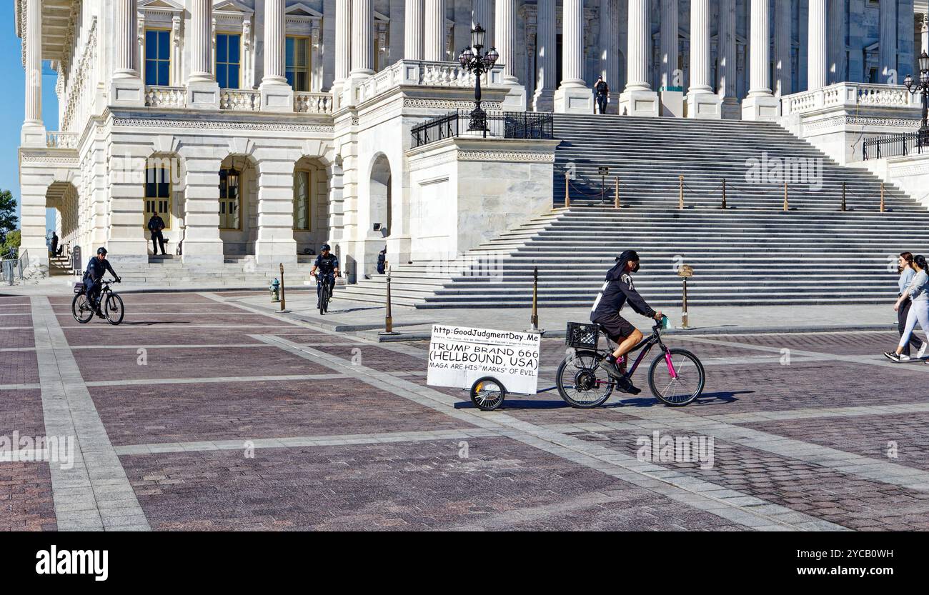 La police du Capitole suit un cycliste zélé anti-Trump tirant une bande-annonce « Trump Brand 666 (Hellbound, USA) » sur le terrain du Capitole américain, le 20 octobre 2024. Banque D'Images