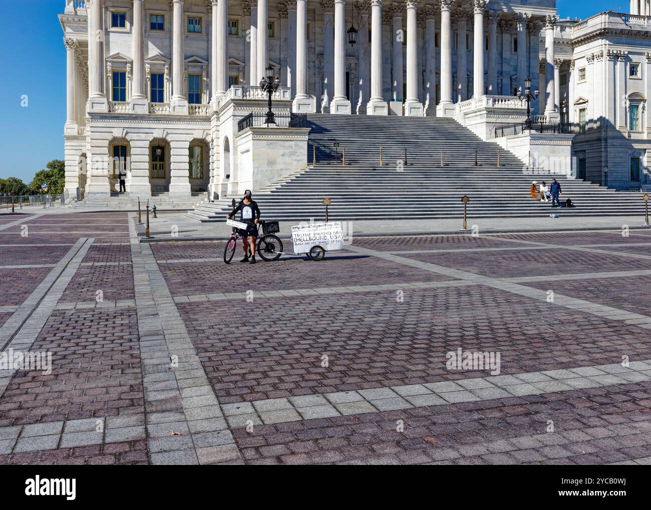 La police du Capitole suit un cycliste zélé anti-Trump tirant une bande-annonce « Trump Brand 666 (Hellbound, USA) » sur le terrain du Capitole américain, le 20 octobre 2024. Banque D'Images