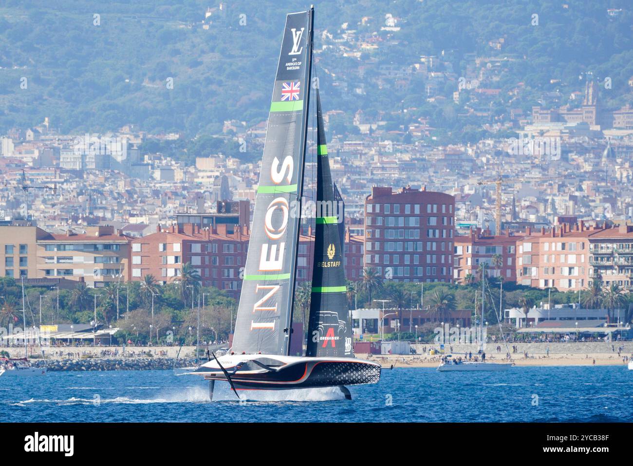 AGENCE PHOTO PPL - COPYRIGHT RÉSERVÉ Coupe de l'America 2024 - Barcelone, Espagne course 9 Louis Vuitton 37e Coupe de l'America : le yacht britannique AC75 INEOS BRITANNIA skipper par Sir Ben Ainslie et co-skipper par Dylan Fletcher survolant l'eau. CRÉDIT PHOTO : Milan Drahonovsky/PPL Banque D'Images