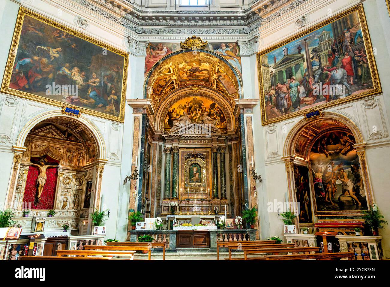 Maître-autel de l'église baroque de Santa Maria della Pace, avec une peinture de la Vierge à l'enfant à Rome, Italie. Banque D'Images