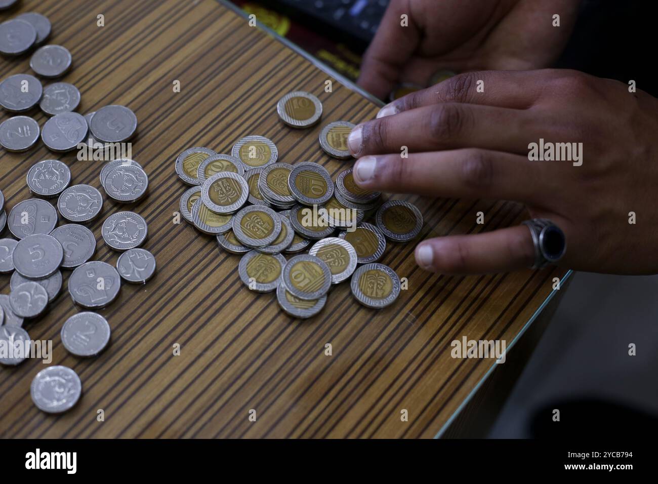 Gaza, Palestine. Différentes pièces d'agorot israéliennes dans la bande de Gaza. L'agorot est la sous-unité du nouveau shekel, avec 100 agorot représentant 1 nouveau shekel. Le Nouveau Shekel israélien est la monnaie israélienne, tout en étant également utilisé comme monnaie légale dans les territoires palestiniens de la bande de Gaza et de Cisjordanie. Différentes devises telles que le nouveau shekel israélien, le Dinar jordanien et le dollar américain sont utilisées dans les transactions financières dans la bande de Gaza. Banque D'Images