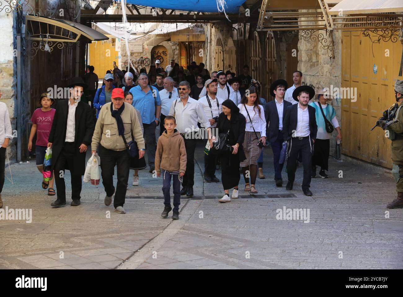 Un groupe de colons juifs activistes sous la protection de soldats israéliens effectue des raids pendant le festival juif des Tabernacles de Sukkot Un groupe de colons juifs activistes sous la protection de soldats israéliens effectue des raids pendant le festival juif des Tabernacles de Sukkot dans la vieille ville de Tabernacles Cisjordanie le 22 septembre 2024. Photo de Taha Abu Hussein apaimages Hébron Cisjordanie territoire palestinien 221024 Hébron TH 0029 Copyright : xapaimagesxTahaxAbuxHusseinxxapaimagesx Banque D'Images