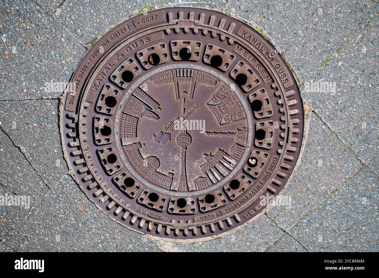 Couvercle de trou d'homme, eaux usées, Wasserbetriebe Berlin, Allemagne, Gullideckel, Abwasser, Deutschland Banque D'Images