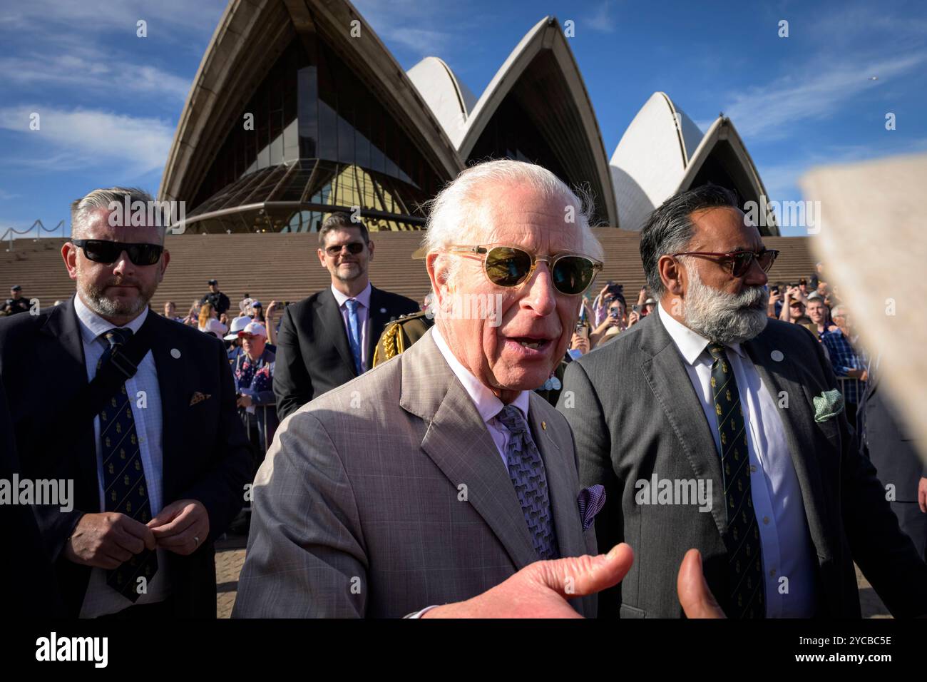 Sydney, Australie. 22 octobre 2024. On voit le roi Charles saluer avec les membres du public devant l'Opéra. Le roi Charles et la reine Camilla ont rencontré des membres du public à l'Opéra de Sydney le 22 octobre 2024. Leurs Majestés seront en Australie à partir du 18 octobre 2024, marquant la première visite du roi Charles en Australie en tant que souverain, et se rendront au Samoa pour la réunion des chefs de gouvernement du Commonwealth le 23 octobre 2024. Crédit : SOPA images Limited/Alamy Live News Banque D'Images