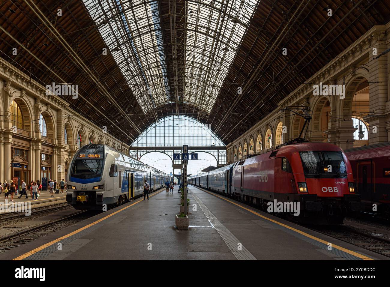 Trains de chaque côté d'un quai à la gare Keleti à Budapest, Hongrie Banque D'Images