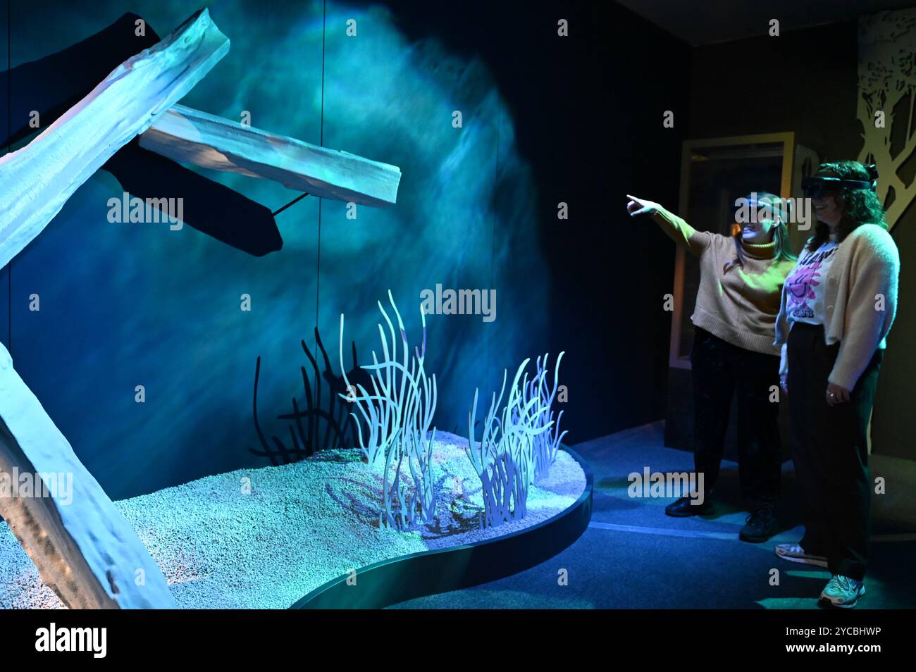 Visions of nature est une nouvelle expérience de réalité mixte hébergée au Musée qui transporte le public 100 ans dans le futur pour voir comment le monde naturel a répondu aux actions que nous menons aujourd'hui les visiteurs porteront des casques de réalité mixte Microsoft à la pointe de la technologie dans cette expérience immersive, qui a été créée dans un partenariat entre le Musée d'histoire naturelle, Microsoft et SAOLA Studio visions of nature ouvre jeudi 24 octobre 2024 ... Banque D'Images