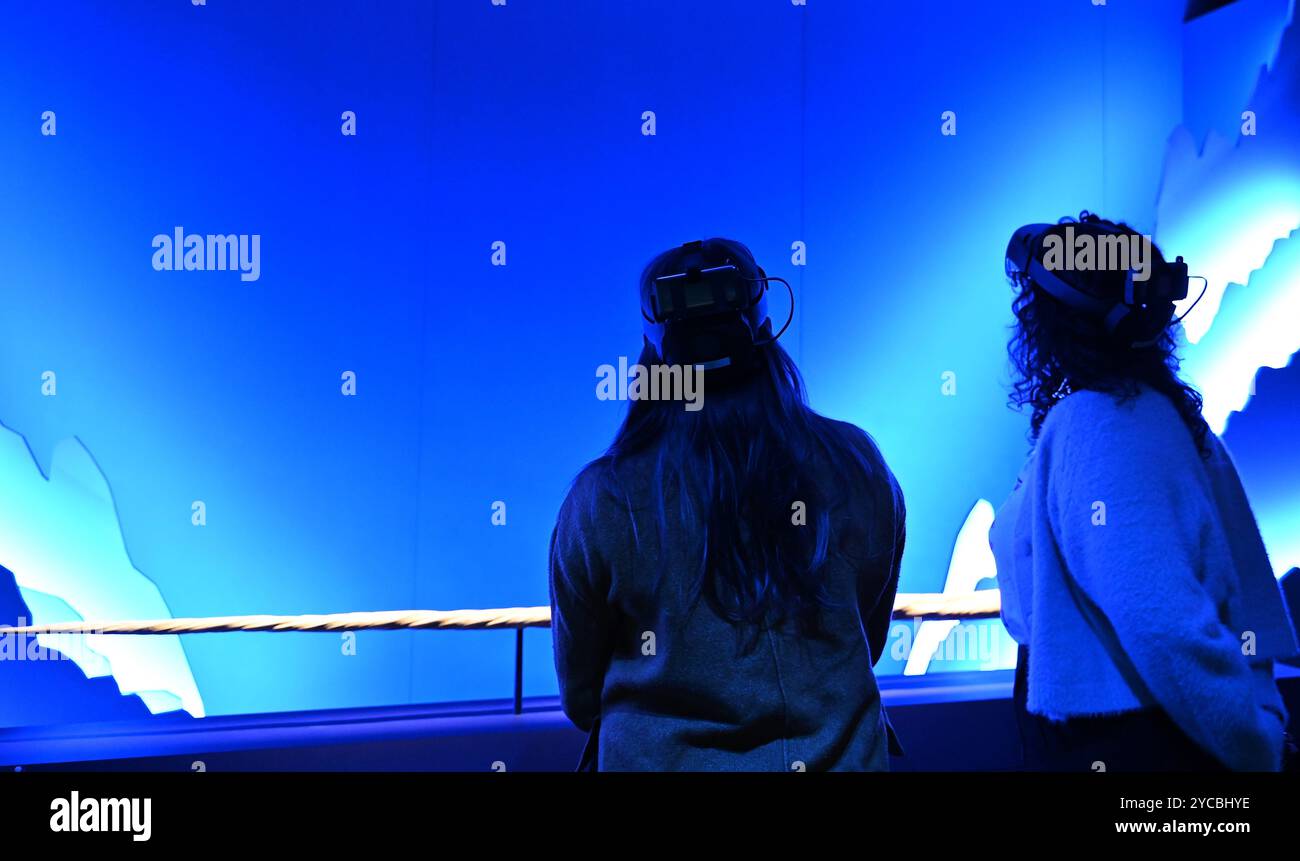 Visions of nature est une nouvelle expérience de réalité mixte hébergée au Musée qui transporte le public 100 ans dans le futur pour voir comment le monde naturel a répondu aux actions que nous menons aujourd'hui les visiteurs porteront des casques de réalité mixte Microsoft à la pointe de la technologie dans cette expérience immersive, qui a été créée dans un partenariat entre le Musée d'histoire naturelle, Microsoft et SAOLA Studio visions of nature ouvre jeudi 24 octobre 2024 ... Banque D'Images