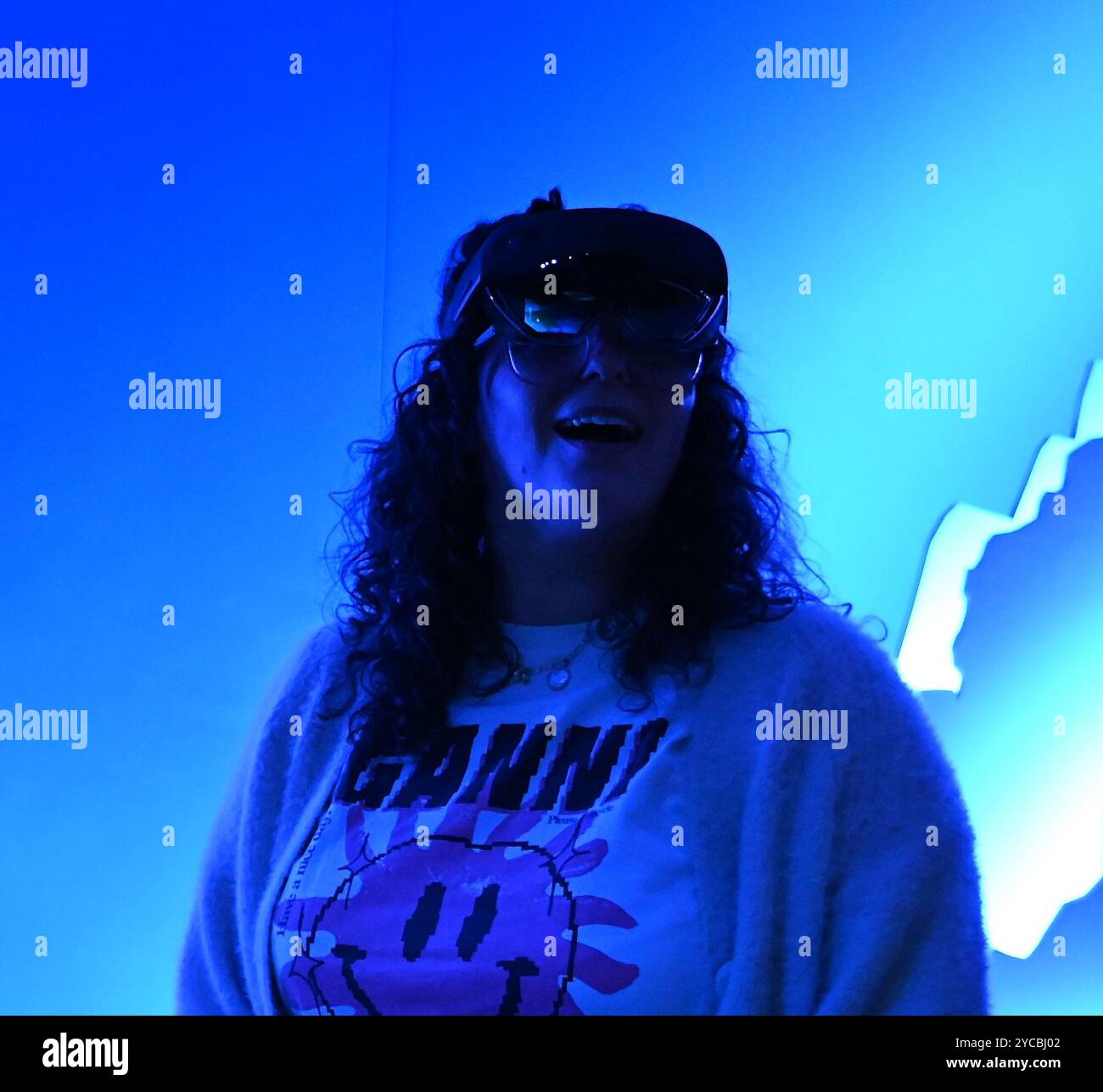 Visions of nature est une nouvelle expérience de réalité mixte hébergée au Musée qui transporte le public 100 ans dans le futur pour voir comment le monde naturel a répondu aux actions que nous menons aujourd'hui les visiteurs porteront des casques de réalité mixte Microsoft à la pointe de la technologie dans cette expérience immersive, qui a été créée dans un partenariat entre le Musée d'histoire naturelle, Microsoft et SAOLA Studio visions of nature ouvre jeudi 24 octobre 2024 ... Banque D'Images