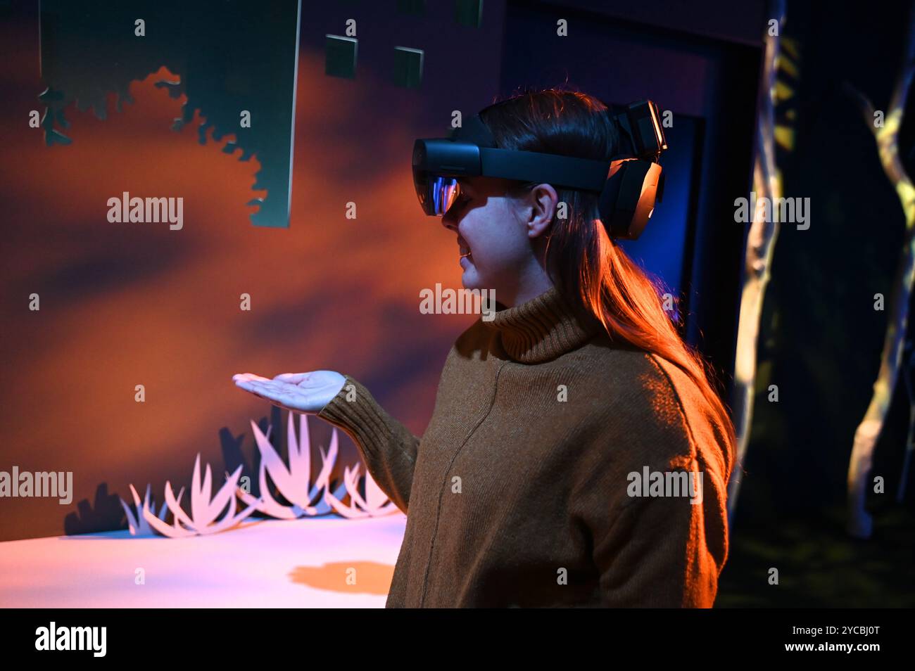 Visions of nature est une nouvelle expérience de réalité mixte hébergée au Musée qui transporte le public 100 ans dans le futur pour voir comment le monde naturel a répondu aux actions que nous menons aujourd'hui les visiteurs porteront des casques de réalité mixte Microsoft à la pointe de la technologie dans cette expérience immersive, qui a été créée dans un partenariat entre le Musée d'histoire naturelle, Microsoft et SAOLA Studio visions of nature ouvre jeudi 24 octobre 2024 ... Banque D'Images