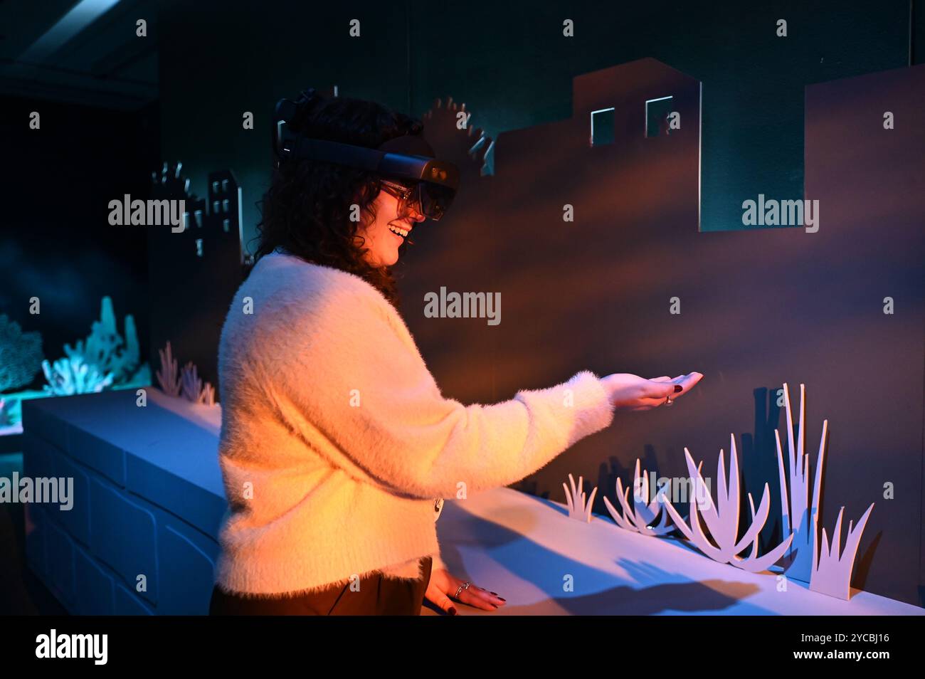 Visions of nature est une nouvelle expérience de réalité mixte hébergée au Musée qui transporte le public 100 ans dans le futur pour voir comment le monde naturel a répondu aux actions que nous menons aujourd'hui les visiteurs porteront des casques de réalité mixte Microsoft à la pointe de la technologie dans cette expérience immersive, qui a été créée dans un partenariat entre le Musée d'histoire naturelle, Microsoft et SAOLA Studio visions of nature ouvre jeudi 24 octobre 2024 ... Banque D'Images