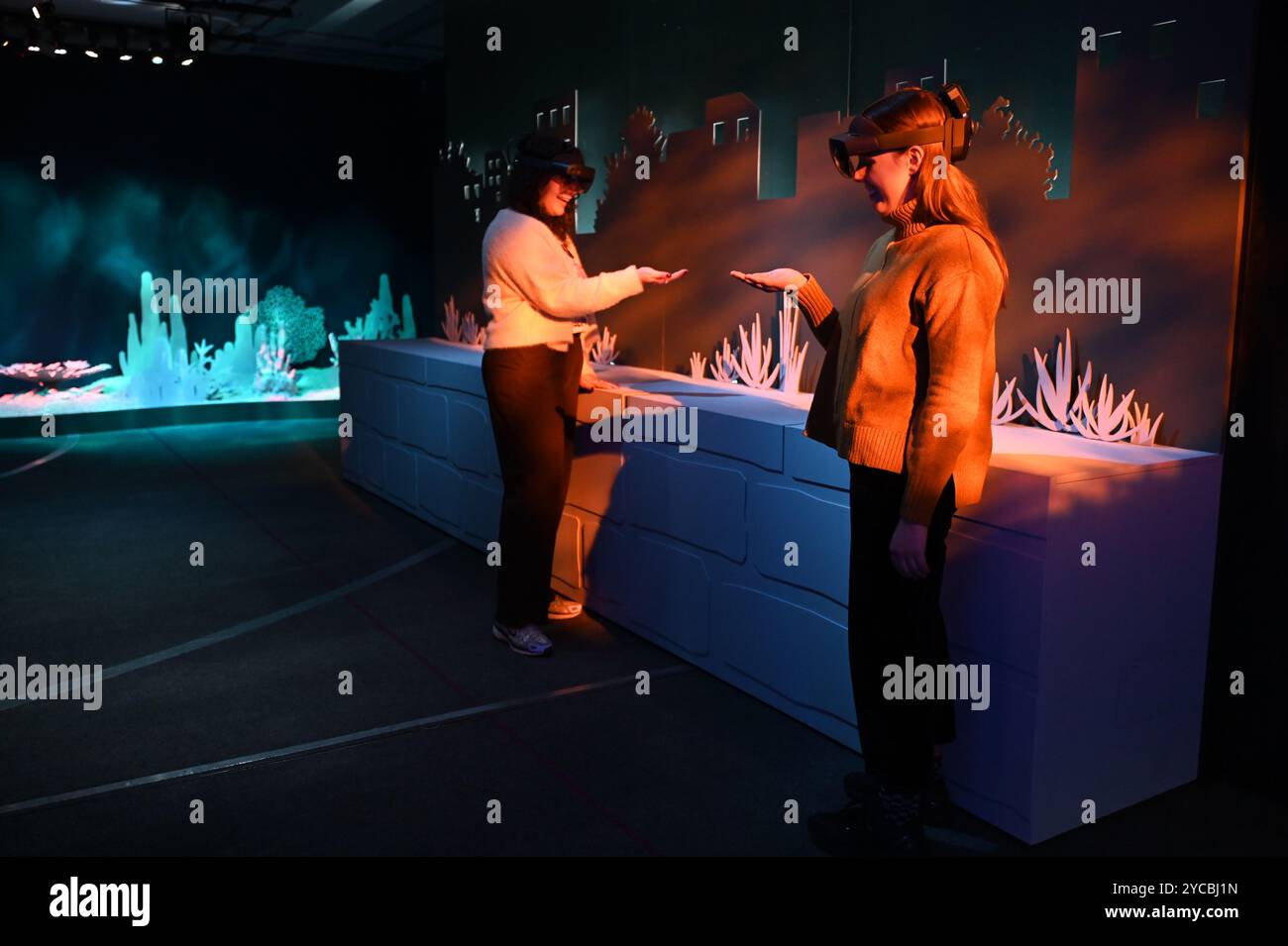 Visions of nature est une nouvelle expérience de réalité mixte hébergée au Musée qui transporte le public 100 ans dans le futur pour voir comment le monde naturel a répondu aux actions que nous menons aujourd'hui les visiteurs porteront des casques de réalité mixte Microsoft à la pointe de la technologie dans cette expérience immersive, qui a été créée dans un partenariat entre le Musée d'histoire naturelle, Microsoft et SAOLA Studio visions of nature ouvre jeudi 24 octobre 2024 ... Banque D'Images