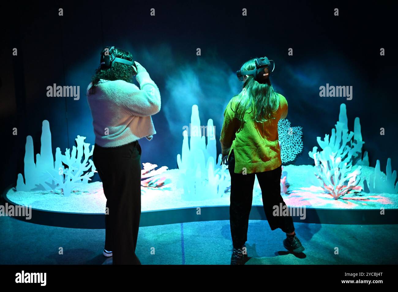 Visions of nature est une nouvelle expérience de réalité mixte hébergée au Musée qui transporte le public 100 ans dans le futur pour voir comment le monde naturel a répondu aux actions que nous menons aujourd'hui les visiteurs porteront des casques de réalité mixte Microsoft à la pointe de la technologie dans cette expérience immersive, qui a été créée dans un partenariat entre le Musée d'histoire naturelle, Microsoft et SAOLA Studio visions of nature ouvre jeudi 24 octobre 2024 ... Banque D'Images