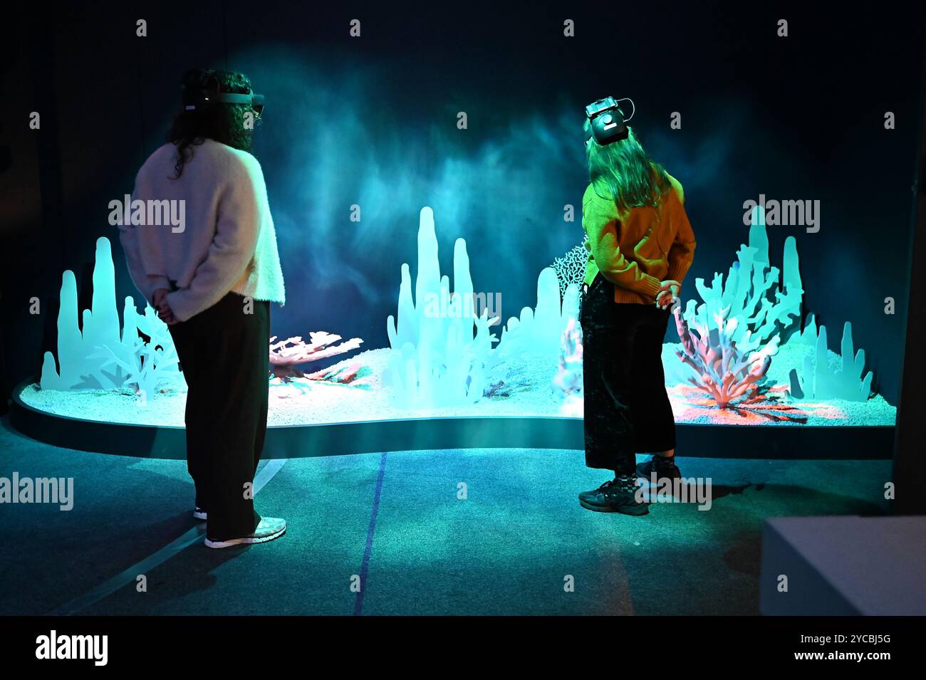 Visions of nature est une nouvelle expérience de réalité mixte hébergée au Musée qui transporte le public 100 ans dans le futur pour voir comment le monde naturel a répondu aux actions que nous menons aujourd'hui les visiteurs porteront des casques de réalité mixte Microsoft à la pointe de la technologie dans cette expérience immersive, qui a été créée dans un partenariat entre le Musée d'histoire naturelle, Microsoft et SAOLA Studio visions of nature ouvre jeudi 24 octobre 2024 ... Banque D'Images