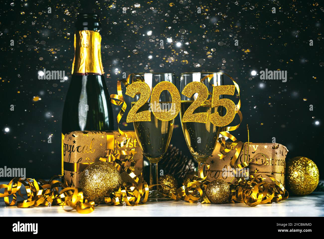 Bouteille de champagne avec des verres en cristal, boules de noël dorées et 2025 en nombres dorés sur un fond noir avec des paillettes. Célébrations de la Saint-Sylvestre Banque D'Images