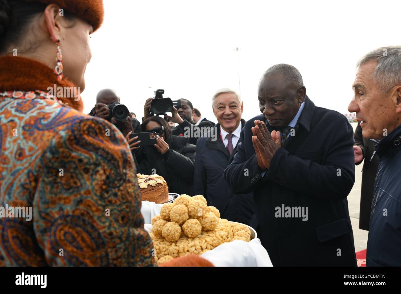 Kazan, Russie. 22 octobre 2024. Le président sud-africain Cyril Ramaphosa, au centre, et le chef du Tatarstan Rustam Minnikhanov, à droite, essayez un bonbon tatar appelé Chak-Chak, lors des cérémonies d'arrivée à l'aéroport de Kazan pour le 16ème sommet des BRICS, le 22 octobre 2024 à Kazan, Tatarstan, Russie. Crédit : Kirill Zykov/BRICS-Russia2024.Ru/Alamy Live News Banque D'Images