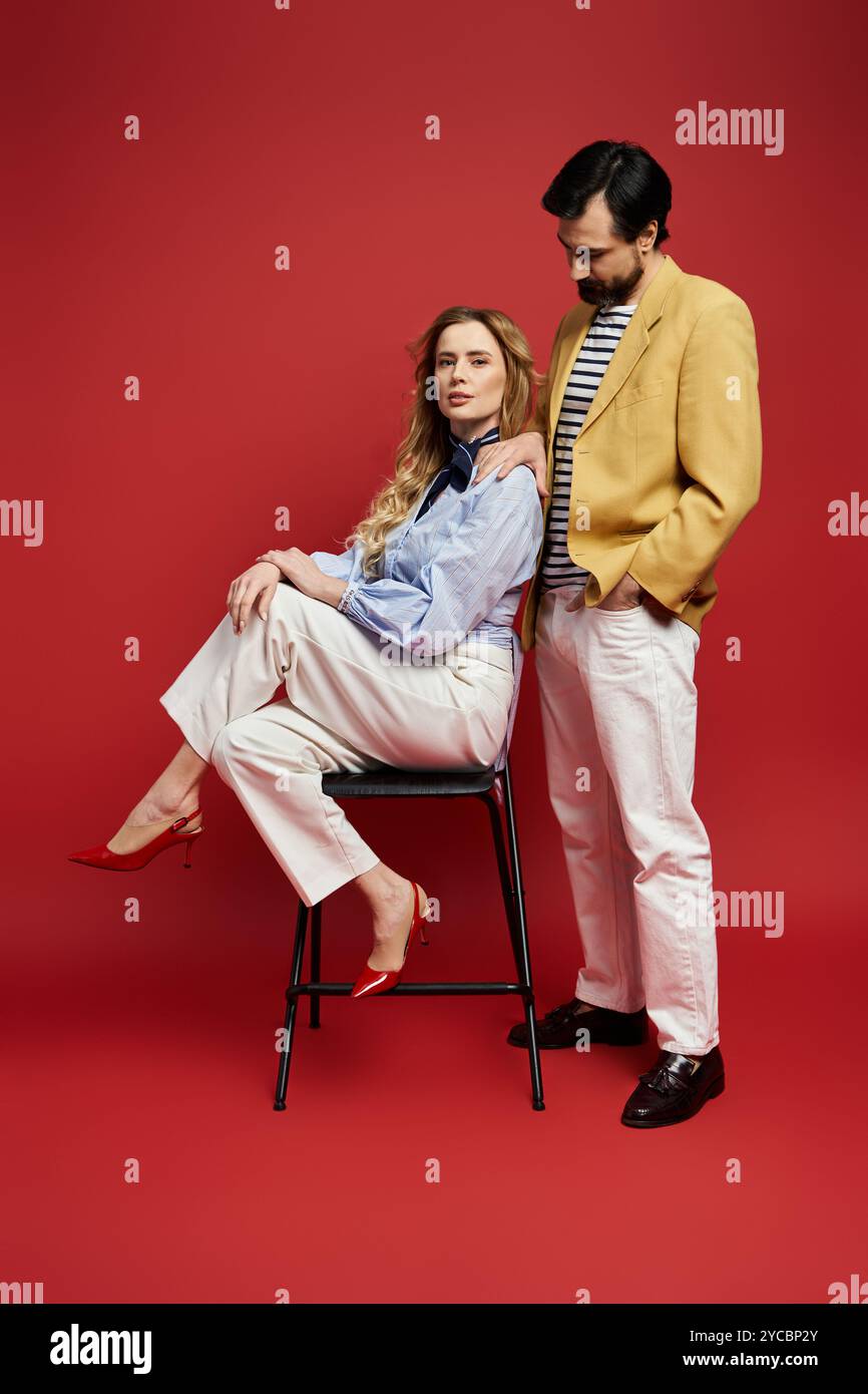 Un couple d'âge moyen pose ensemble de manière créative, embrassant les tendances modernes avec charme et élégance. Banque D'Images