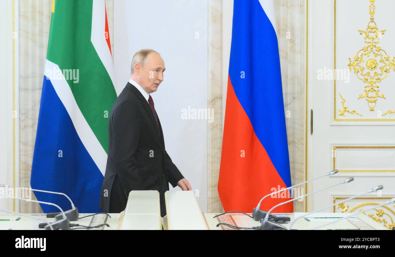 Kazan, Russie. 22 octobre 2024. Le président russe Vladimir Poutine arrive pour une rencontre bilatérale avec le président sud-africain Cyril Ramaphosa, en marge du 16ème sommet BRICS, le 22 octobre 2024 à Kazan, Tatarstan, Russie. Crédit : Stanislav Krasilnikov/BRICS-Russia2024.Ru/Alamy Live News Banque D'Images