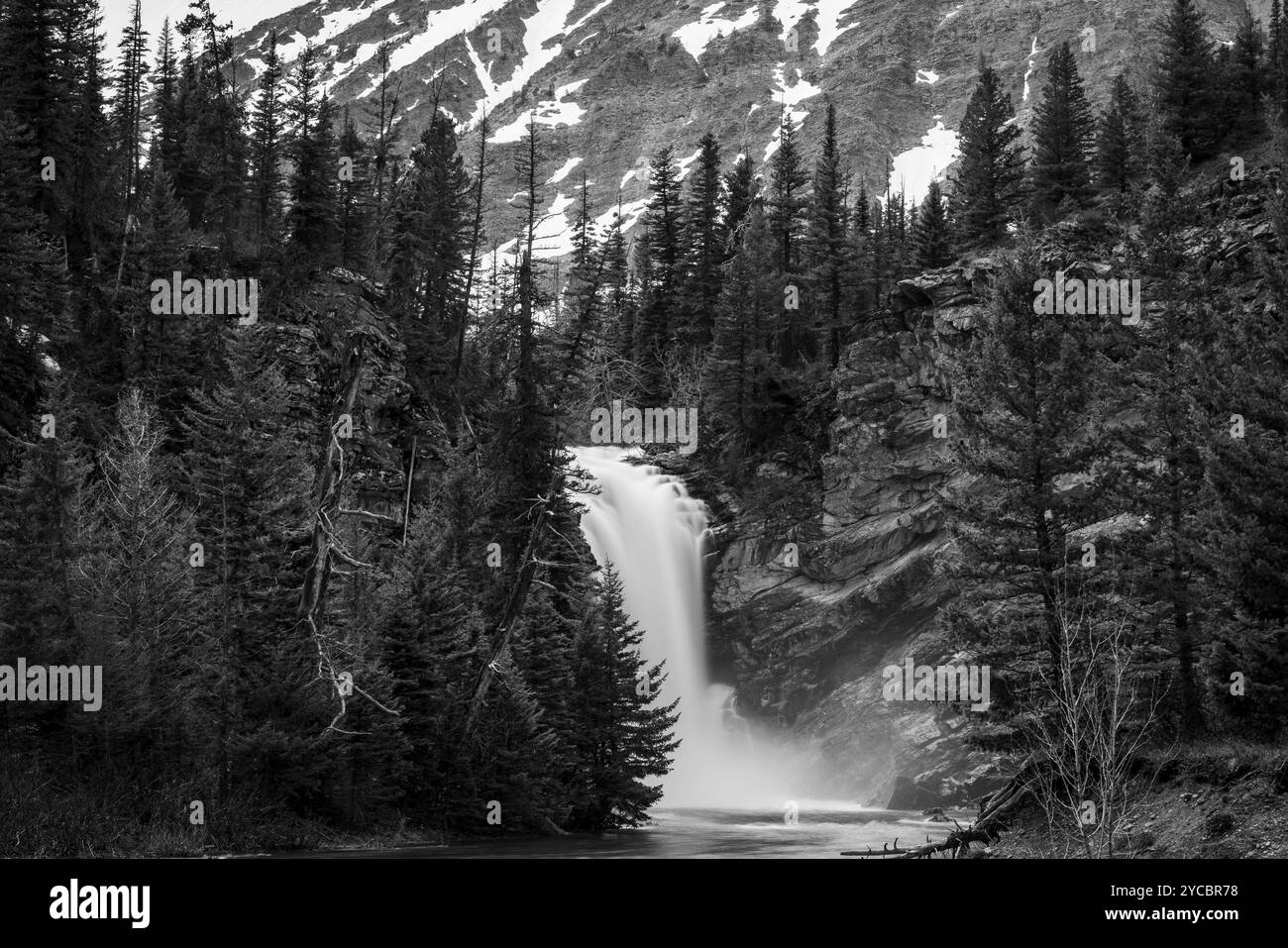 Cascade noire et blanche dans le Montana Banque D'Images