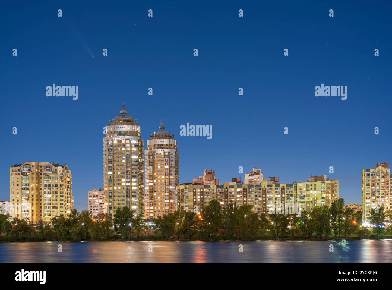 Vue nocturne du remblai à Kiev avec le fleuve Dniepr et beau ciel nocturne avec des étoiles et la comète visible Tsuchingshan-ATLAS le 17 octobre 2024. Banque D'Images
